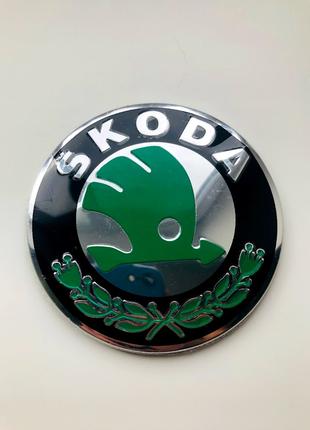 Емблема значок на капот, багажник Skoda Шкода 79мм зелена