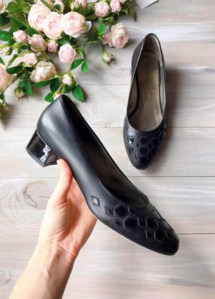Шикарні чорні шкіряні туфлі італійського бренду salvatore ferr...