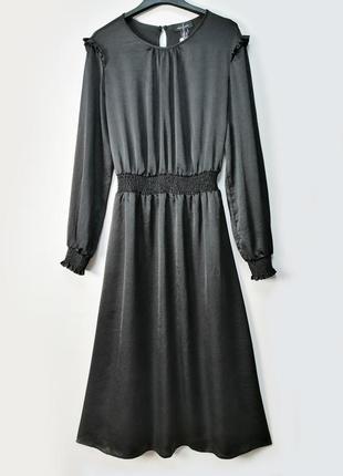 Черное длинное атласное платье с оборками с длинными рукавами