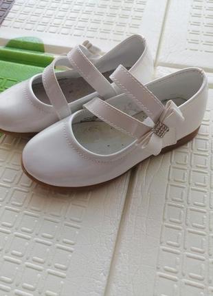 Лакові білі туфельки 24 розмір