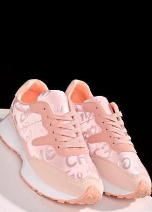 Розовые пудровые женские кроссовки с белой подошвой