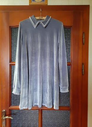 Серебристое нарядное платье свободного кроя  с длинным рукавом
