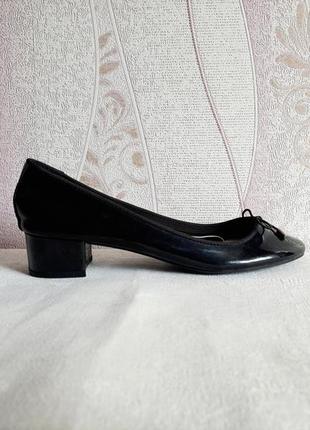 Лаковые глянцевые черные туфли на маленьком каблуке от zara