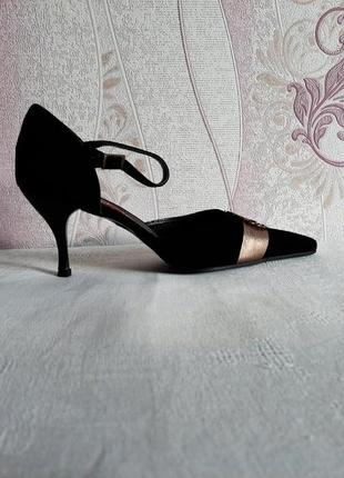 Черные замшевые туфли с острым носком и ремешком  винклиперы