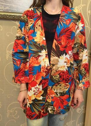Очень красивый и стильный брендовый пиджак в цветах..100% коттон.