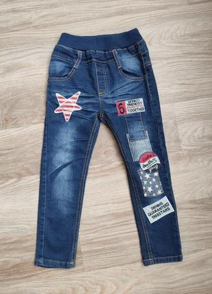 Почти новые модные джинсы на мальчишку 4-5 лет.110-116
