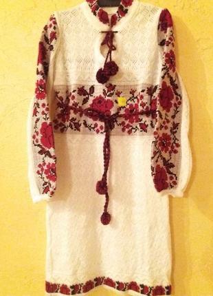 Платье женское подростковое , вязаное с вышивкой