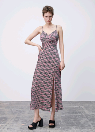 Платье в бельевом стиле с цветочным принтом от Zara.