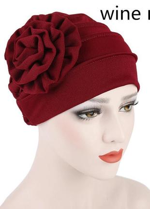 Жіноча шапочка з декоративною квіткою винного кольору/тонка бо...