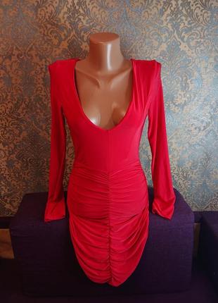 Красивое красное платье по фигуре с драпировкой и длинным рука...