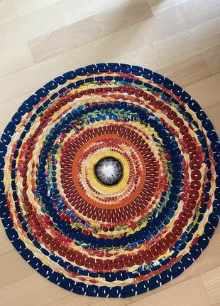 Яркий, красивый коврик, выполнен по технологии ручного плетения.