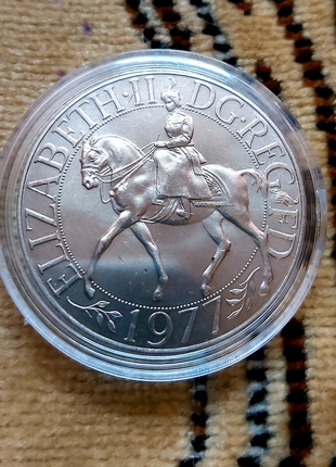 Монета Великобритании 25 пенсов 1977 год. Елизавета на коне