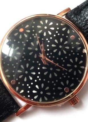 Mspci годинник з чорно-сріблястими квітками на циферблаті