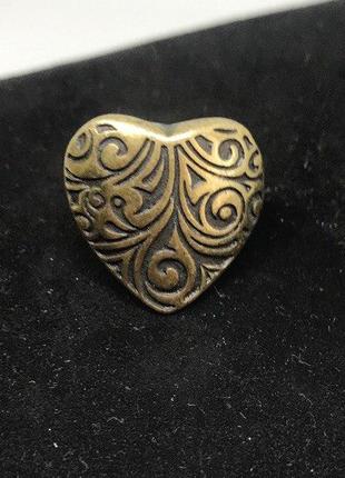 Кольцо из металла в форме сердечка желтое