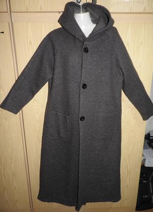 Длинное серое пальто с капюшоном и карманами ткань букле тепло...