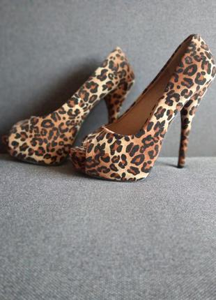 Туфли на шпильке . открытый носок . леопард. гепард