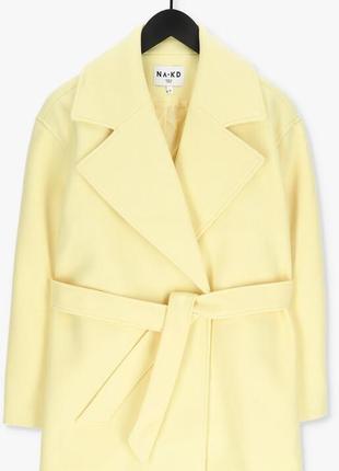 Короткое желтое пальто с поясом na-kd