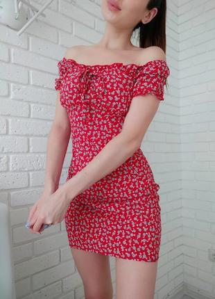 Красивое летнее платье в цветы цвет красный