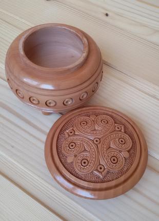 Кругла дерев'яна шкатулка Рахва ручної роботи різьбленим орнамент