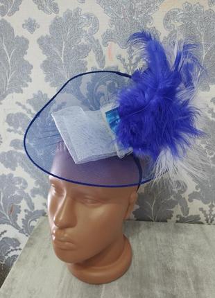 Карнавальная шляпка синяя с перьями