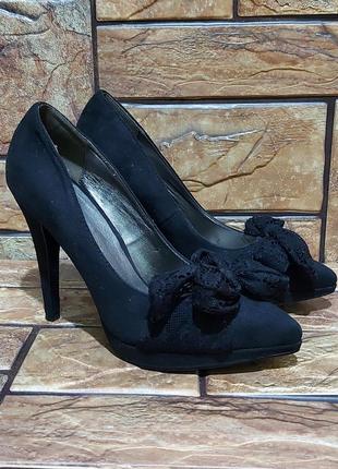 Шикарные черные замшевые туфли с бантом. vera pelle.  размер 38.