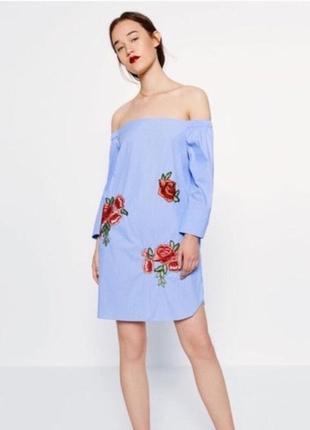 Zara платье рубашка голубое в полоску с красной цветочной выши...