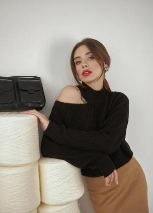 Женский короткий вязаный черный свитер с открытым плечом
