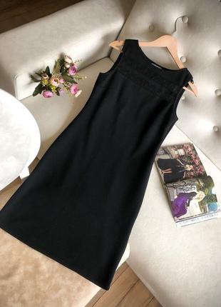 Класичне чорне маленьке плаття