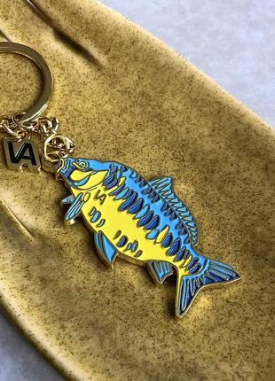 Брелок з рибою дзеркальний короп у патріотичних кольорах