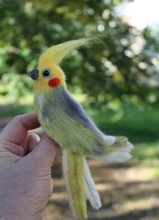 Валяна брош Корелла іграшка авторська прикраса хендмєйд папугай