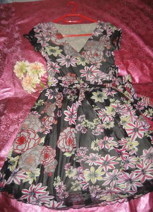 Интересное платье с цветочным принтом