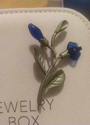 Брош гілка синіх квітів