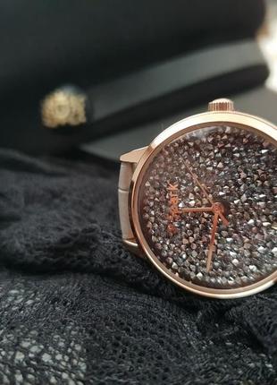 Наручные часы бренда spark с оригинальными сваровски