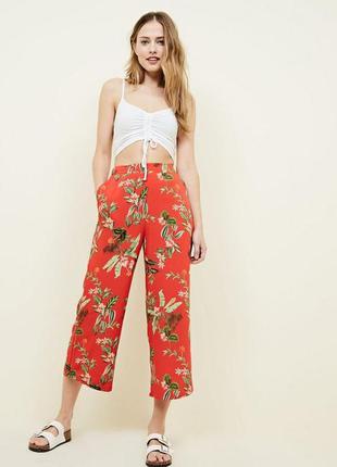 Легкие укороченные брюки кюлоты  в цветочный принт от new look