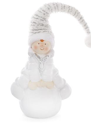 Новогодняя фигура Мальчик на снежке в вязаном колпаке 27см