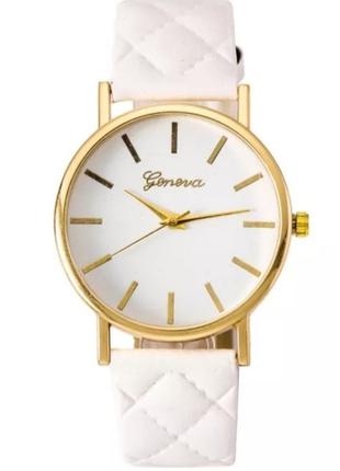 Элегантные белые женские часы.