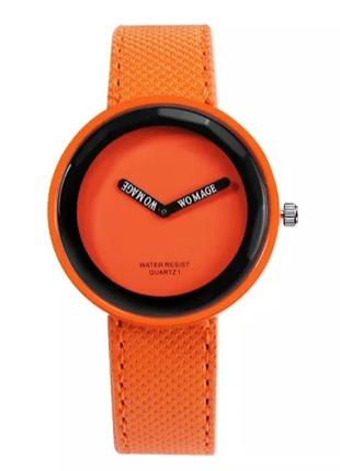 Модные женские часы оранжевого цвета.