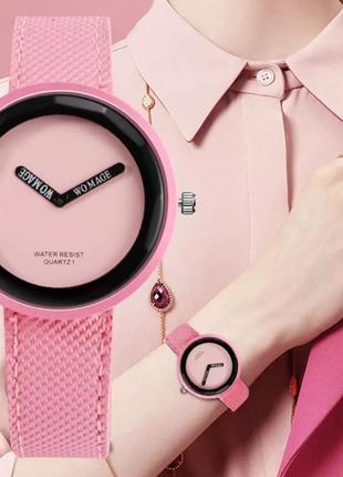 Модные женские часы нежно розового цвета.