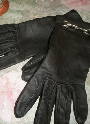 Перчатки женские из натуральной кожи, цвет матово-чёрный.
