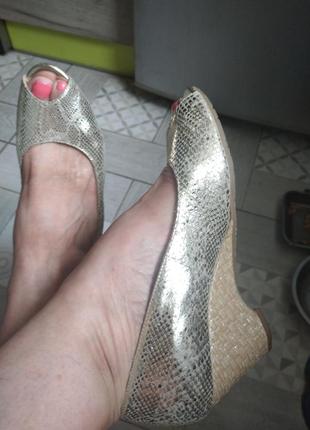 Золотые туфли  с открытыми пальцами натур кожа 40р