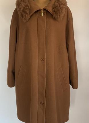 Тепле пальто з вовни і кашеміру карамельного кольору
