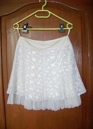 Короткая белая хлопковая юбка с вышивкой и тюлевыми воланами c...