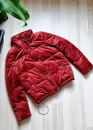 Дутая велюровая куртка бордового цвета марсала короткий пуховик