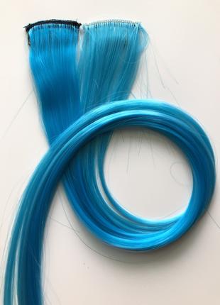 Голубые пряди волос на заколках цветные