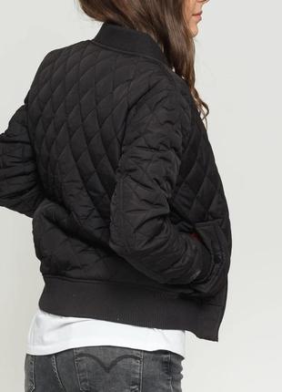 Стильна брендова жіноча стьобана куртка