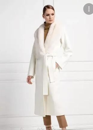 Елегатнтне трикотажне в'язане біле довге пальто з хутром/карди...