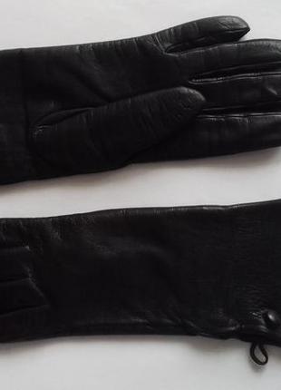 Высокие черные кожаные перчатки