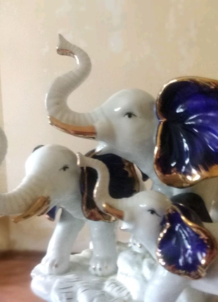 Продам фарфоровую статуэтку "три слона"
