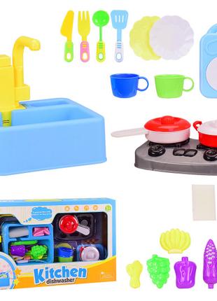 Детская кухонная мойка течет вода, с посудой и набором продукт...