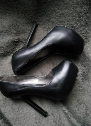 Черные туфли на высоком каблуке 38р